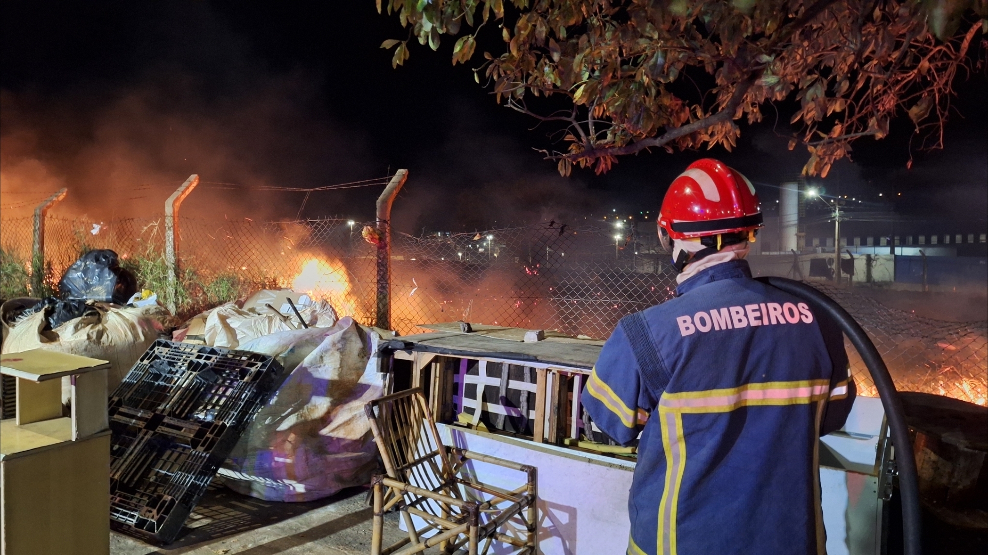 Fogo atinge grande área de vegetação entre a BR-277 e a Rua Souza Naves