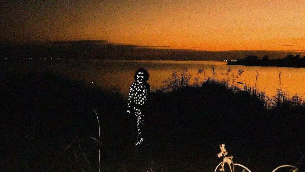Exposição reelabora terror com obras de artistas LGBT+ em Fortaleza Imagem referente a Exposição reelabora terror com obras de artistas LGBT+ em Fortaleza