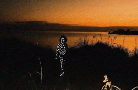 Exposição reelabora terror com obras de artistas LGBT+ em Fortaleza