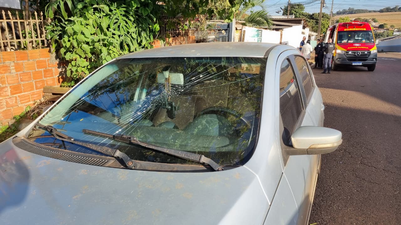 Motociclista foge após acidente e abandona passageira com contusão craniana no Floresta