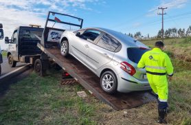Segundo carro que saiu da pista é guinchado neste domingo de valeta na PRC-467 Segundo carro que saiu da pista é guinchado neste domingo de valeta na PRC-467