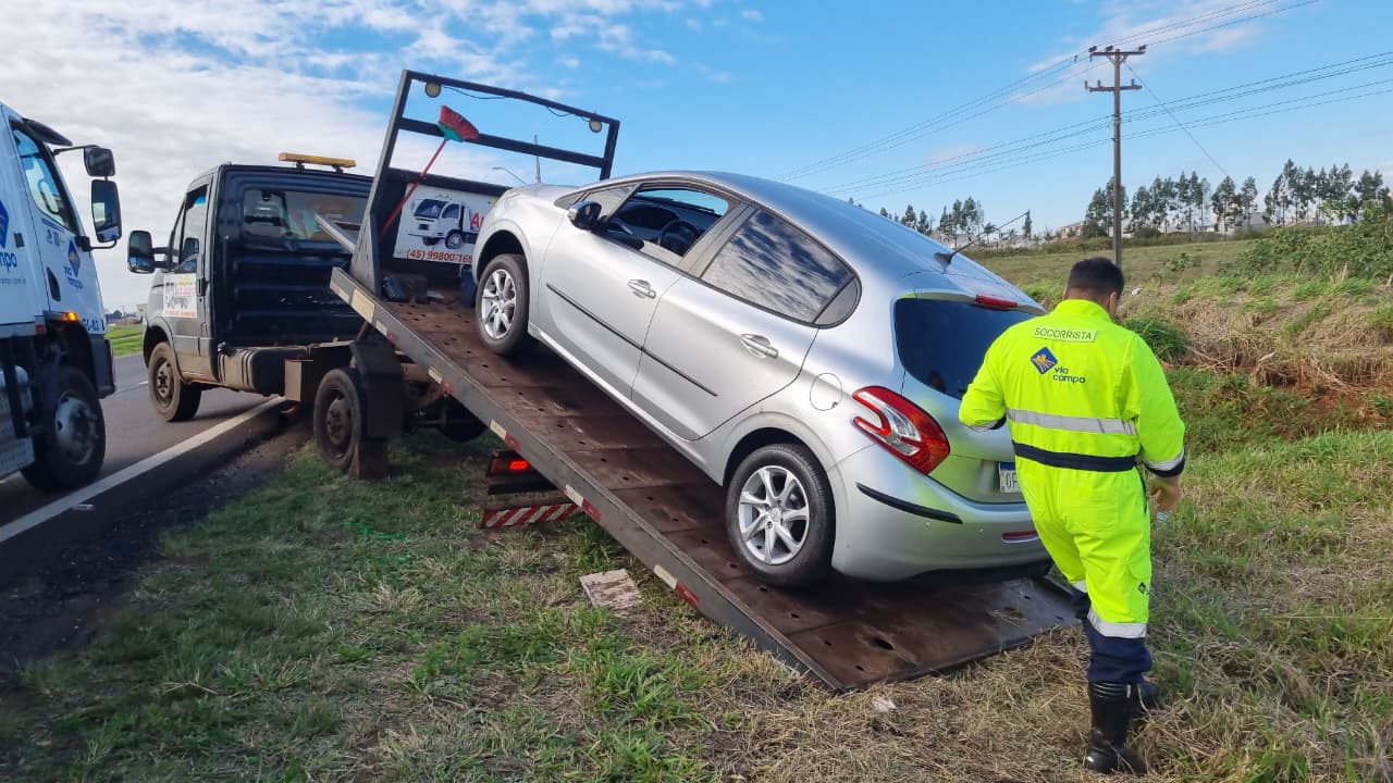 Segundo carro que saiu da pista é guinchado neste domingo de valeta na PRC-467