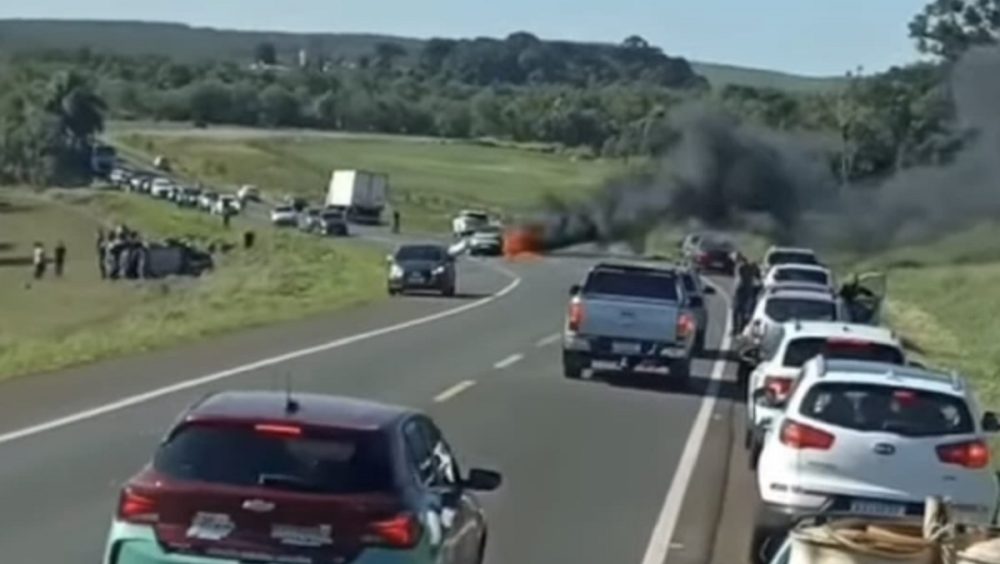 Colisão frontal na BR-277 deixa um morto, oito feridos e carro elétrico incendiado Imagem referente a Colisão frontal na BR-277 deixa um morto, oito feridos e carro elétrico incendiado