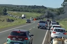 Colisão frontal na BR-277 deixa um morto, oito feridos e carro elétrico incendiado Colisão frontal na BR-277 deixa um morto, oito feridos e carro elétrico incendiado