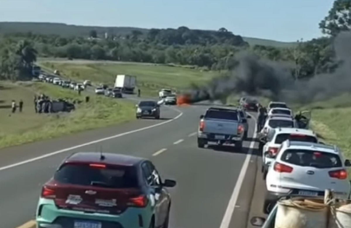 Imagem referente a Colisão frontal na BR-277 deixa um morto, oito feridos e carro elétrico incendiado