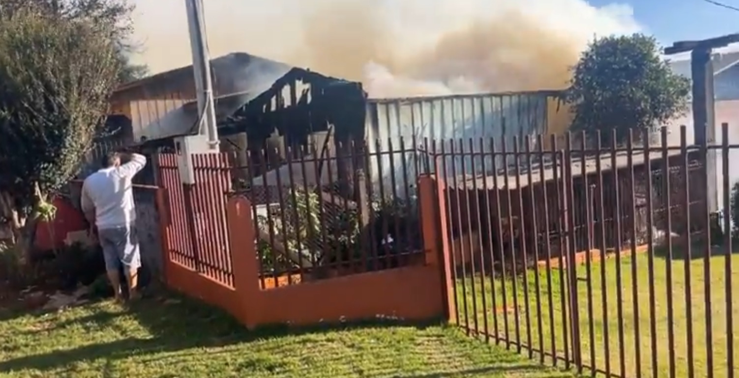 Incêndio destrói casa na Vila São José em Corbélia