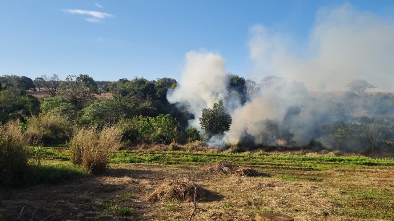 Incêndio em vegetação mobiliza bombeiros no Bairro Morumbi
