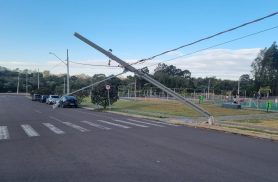 Poste fica pendurado pela fiação e preocupa moradores no Recanto Tropical