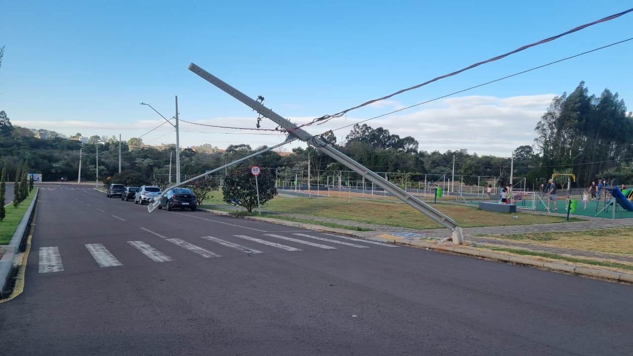 Poste fica pendurado pela fiação e preocupa moradores no Recanto Tropical