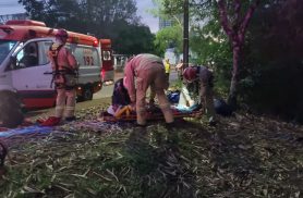 Bombeiros resgatam homem que caiu em buraco de córrego no Cancelli