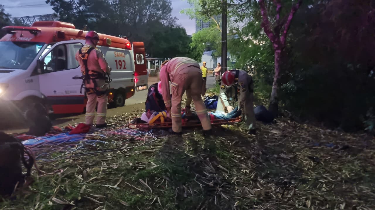 Bombeiros resgatam homem que caiu em buraco de córrego no Cancelli