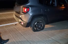 Acidente no Contorno Oeste: pneu estoura e carro sai da pista em trecho em obras