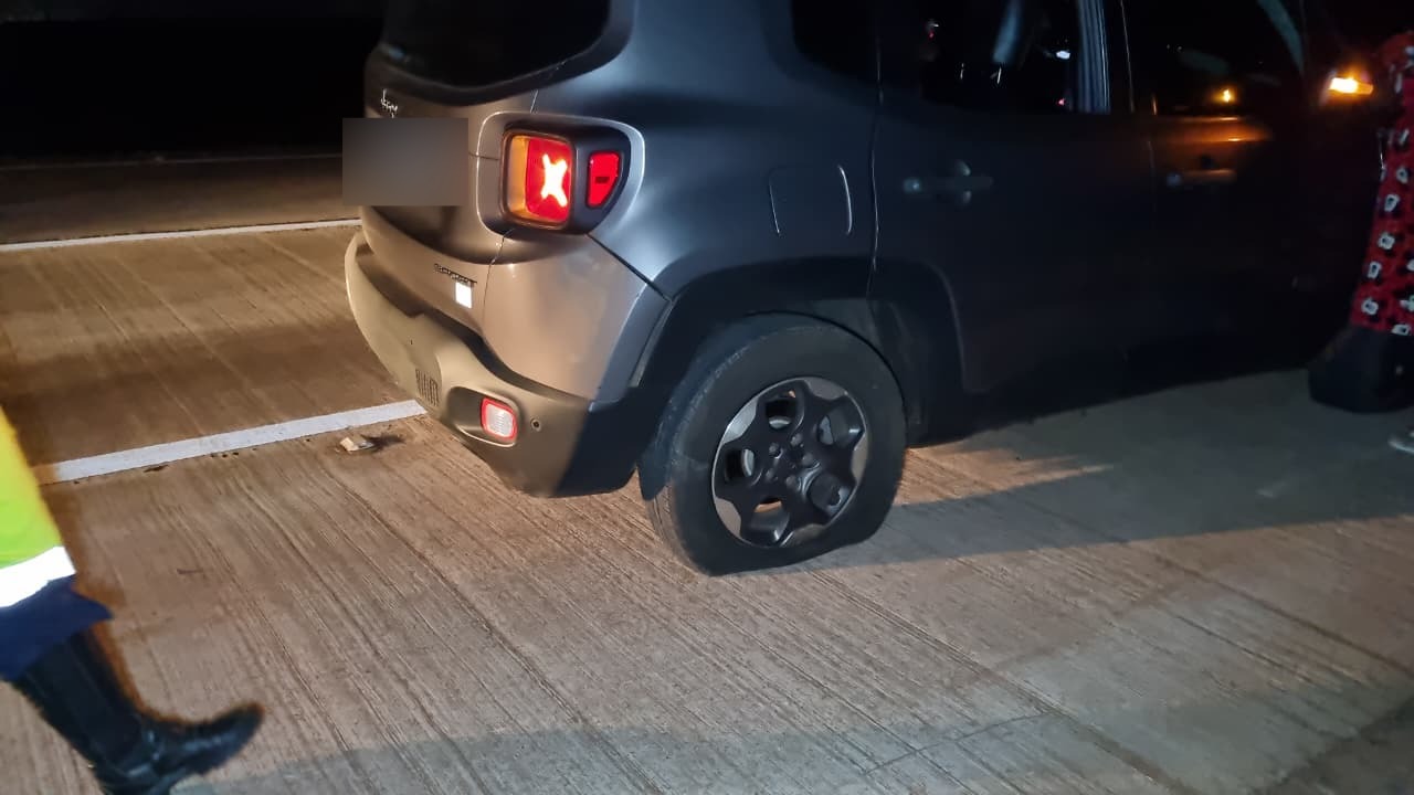 Acidente no Contorno Oeste: pneu estoura e carro sai da pista em trecho em obras