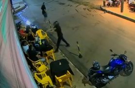 Homem é executado a tiros em bar; câmera flagra ataque e assassino foge de moto