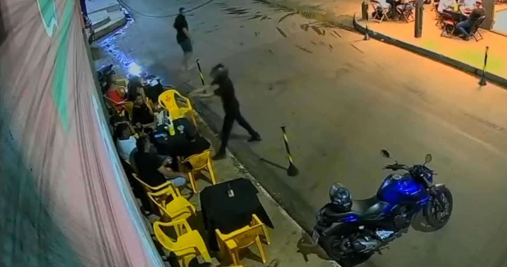 Homem é executado a tiros em bar; câmera flagra ataque e assassino foge de moto