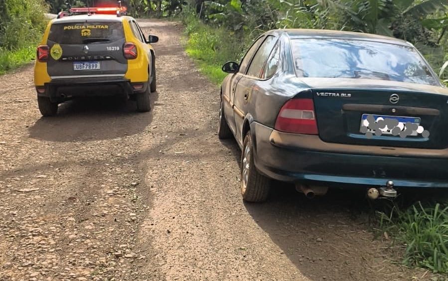 Veículo com registro de roubo é recuperado pela PM em estrada rural Imagem referente a Veículo com registro de roubo é recuperado pela PM em estrada rural