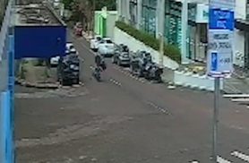 Vídeo mostra queda de motociclista na Rua Souza Naves Vídeo mostra queda de motociclista na Rua Souza Naves