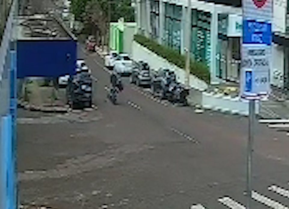 Vídeo mostra queda de motociclista na Rua Souza Naves