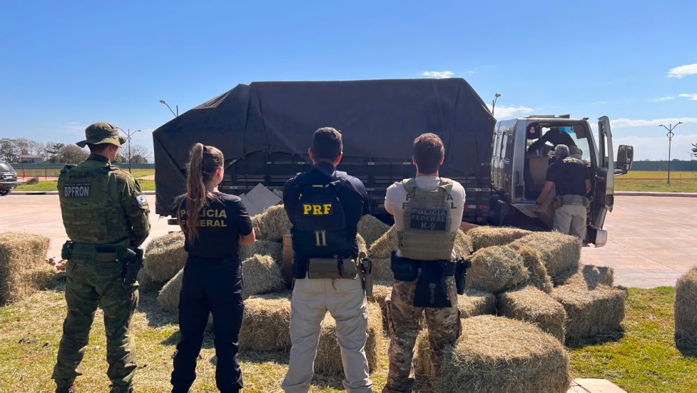 BPFRON, PF e PRF apreendem caminhão com 15 mil pacotes de cigarros contrabandeados em Guaíra Imagem referente a BPFRON, PF e PRF apreendem caminhão com 15 mil pacotes de cigarros contrabandeados em Guaíra