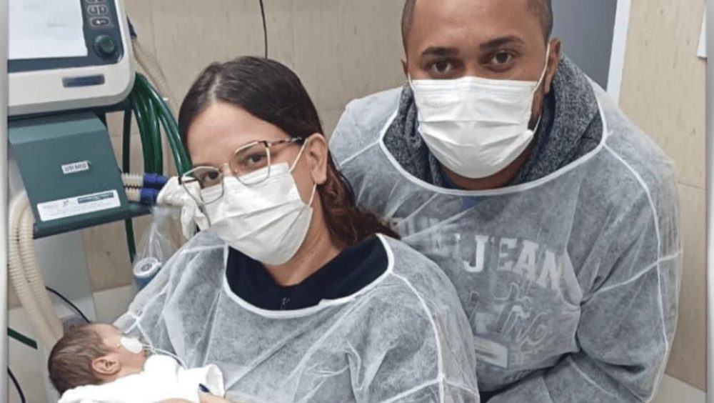 Família e hospital vivem milagre após bebê declarado morto apresentar sinais vitais Imagem referente a Família e hospital vivem milagre após bebê declarado morto apresentar sinais vitais