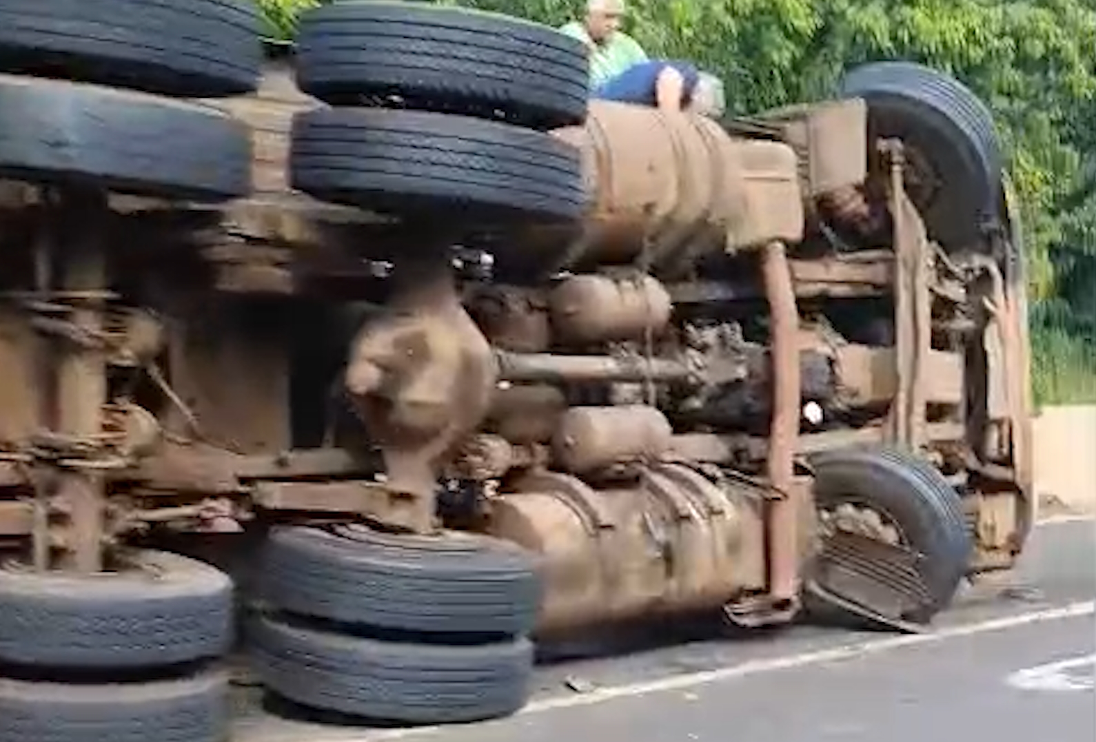 Carreta carregada com tabaco tomba na BR-277, em Matelândia