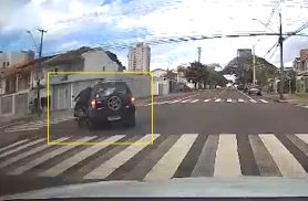 Câmera veicular flagra acidente durante tentativa de conversão no Tropical