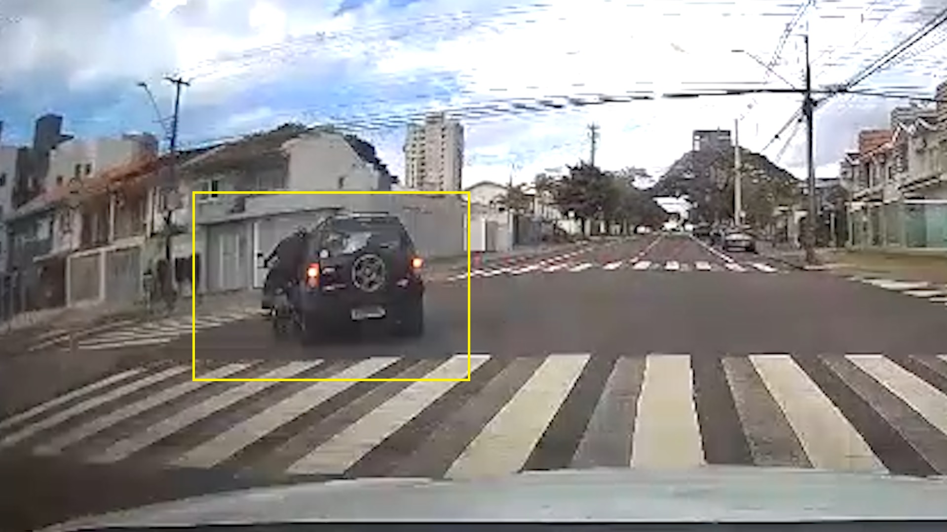 Câmera veicular flagra acidente durante tentativa de conversão no Tropical