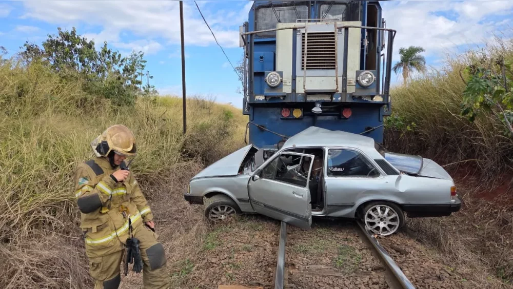 Motorista morre após carro ser atingido por trem no Paraná Imagem referente a Motorista morre após carro ser atingido por trem no Paraná