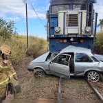 Motorista morre após carro ser atingido por trem no Paraná Imagem relativa a Motorista morre após carro ser atingido por trem no Paraná