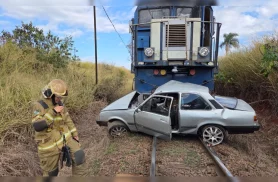Motorista morre após carro ser atingido por trem no Paraná