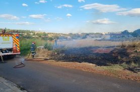 Incêndio em vegetação mobiliza Corpo de Bombeiros no Bairro Periolo, em Cascavel