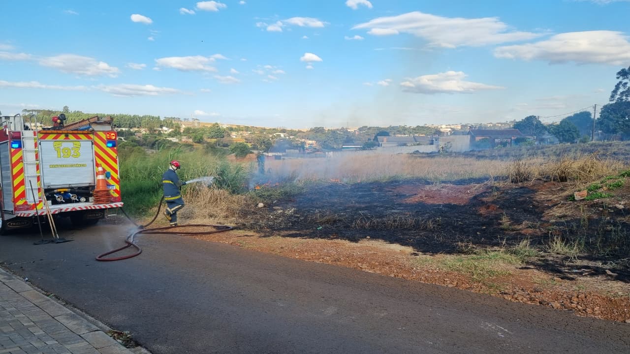 Incêndio em vegetação mobiliza Corpo de Bombeiros no Bairro Periolo, em Cascavel