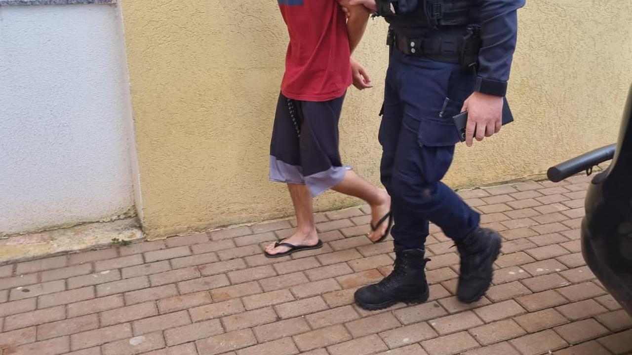 Adolescente é flagrado fumando maconha em praça no Aclimação