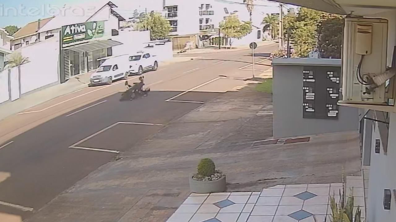 Flagra: Motociclista empina moto e sofre queda na Rua Salgado Filho