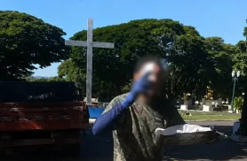 Funcionário terceirizado é dispensado após recolher ração de gatos no Cemitério Municipal