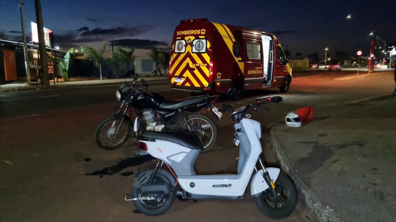 Acidente na Avenida Tito Muffato em Cascavel deixa dois feridos