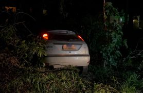 Carro cai em barranco após saída de pista na BR-467, em Cascavel Carro cai em barranco após saída de pista na BR-467, em Cascavel