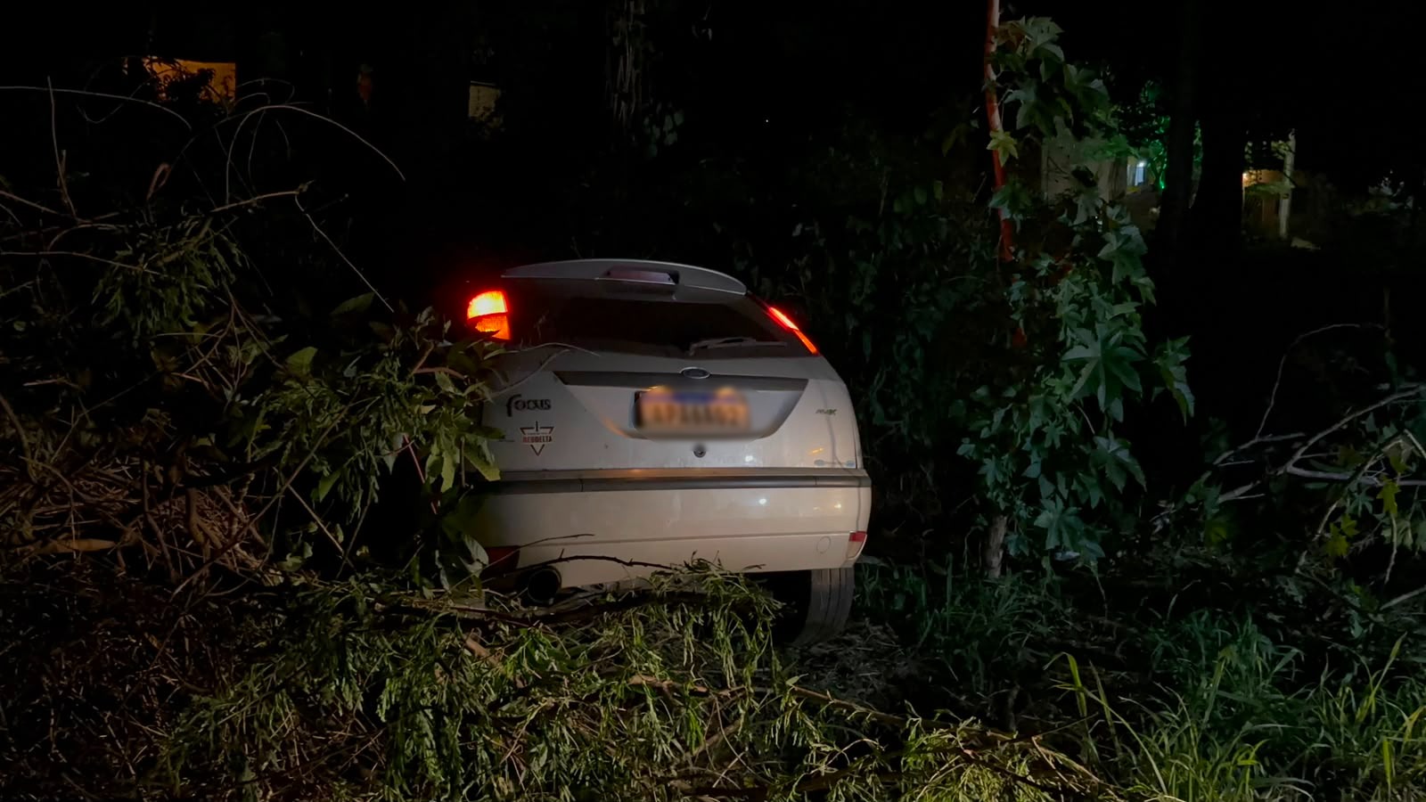 Carro cai em barranco após saída de pista na BR-467, em Cascavel