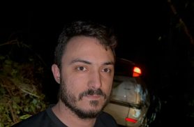 "Arrancaram toda a sinalização do chão", diz motorista após Ford Focus cair em barranco na BR-467 "Arrancaram toda a sinalização do chão", diz motorista após Ford Focus cair em barranco na BR-467