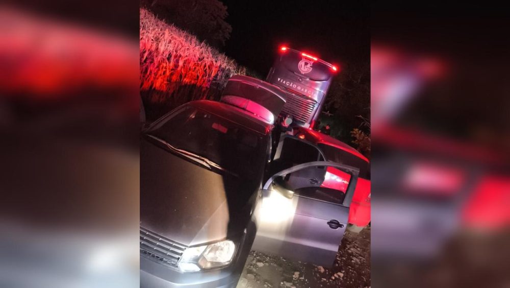 Criminosos abandonam veículos e fogem para mata após roubo a ônibus em Corbélia Imagem referente a Criminosos abandonam veículos e fogem para mata após roubo a ônibus em Corbélia
