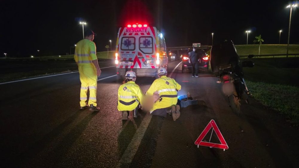 Motociclista é salvo por casal após acidente na rodovia BR-163 Imagem referente a Motociclista é salvo por casal após acidente na rodovia BR-163