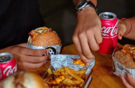 Nem só de salada vive o ser humano: hoje é o Dia da Comida Não Saudável Nem só de salada vive o ser humano: hoje é o Dia da Comida Não Saudável