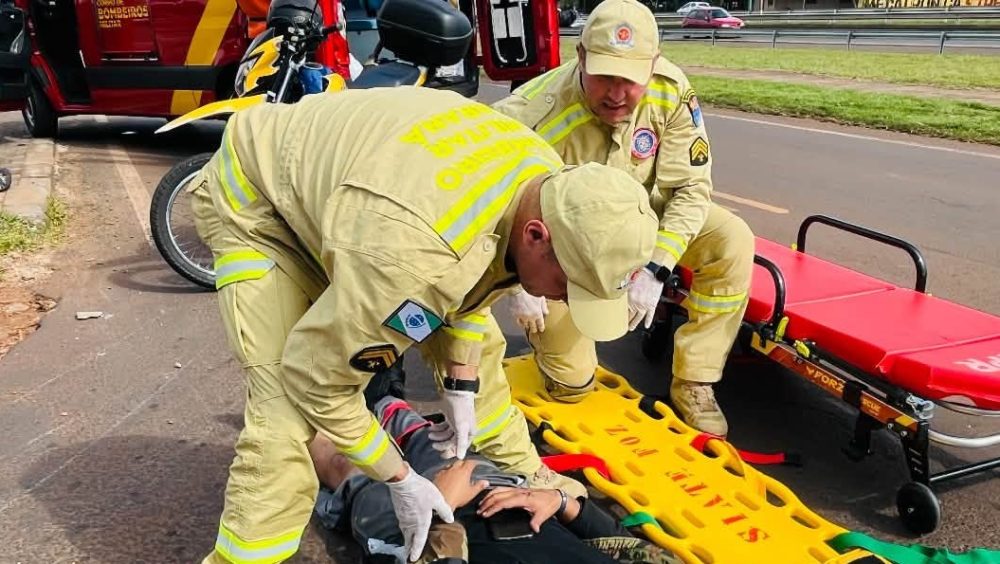 Acidente entre moto e caminhão termina com motociclista ferido na marginal da BR-277 Imagem referente a Acidente entre moto e caminhão termina com motociclista ferido na marginal da BR-277