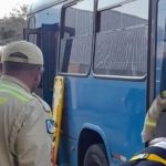 Forte impacto em desnível da pista deixa quatro passageiros feridos dentro de ônibus Imagem relativa a Forte impacto em desnível da pista deixa quatro passageiros feridos dentro de ônibus