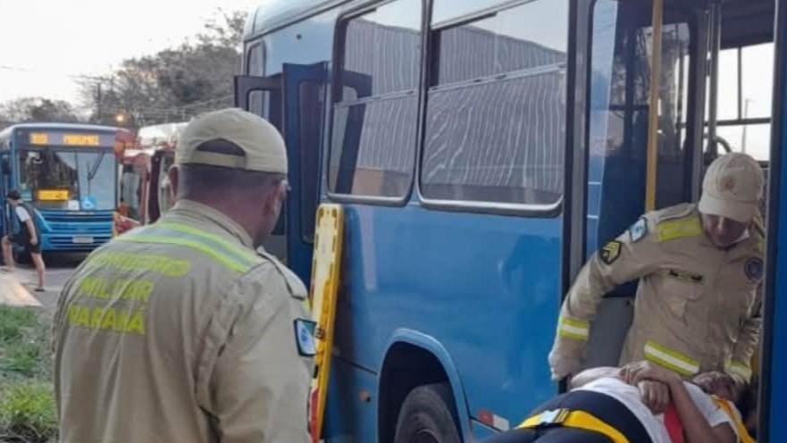 Forte impacto em desnível da pista deixa quatro passageiros feridos dentro de ônibus Imagem referente a Forte impacto em desnível da pista deixa quatro passageiros feridos dentro de ônibus
