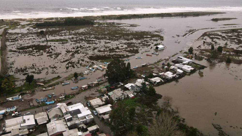 Tempestade histórica causa mortes, destrói casas e isola milhares no Chile Imagem referente a Tempestade histórica causa mortes, destrói casas e isola milhares no Chile