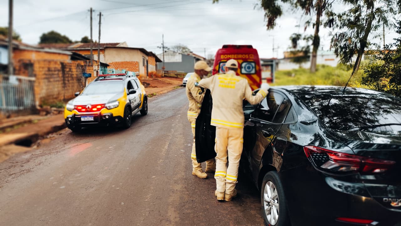 Motorista é encontrado dentro de carro após suposta batida; equipes do Siate e PM são acionadas