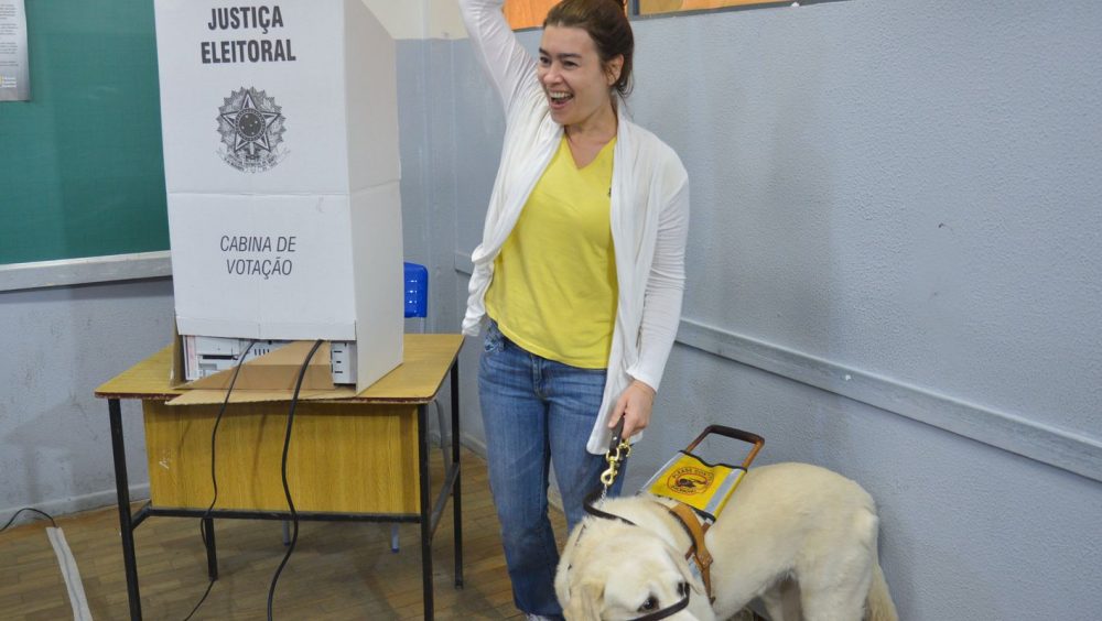 Brasil tem quase 2 milhões de eleitores com deficiência, aponta TSE Imagem referente a Brasil tem quase 2 milhões de eleitores com deficiência, aponta TSE