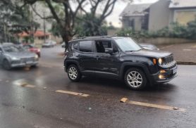 Corsa e Renegade se envolvem em colisão após troca de faixas na junção das Ruas Recife e Minas