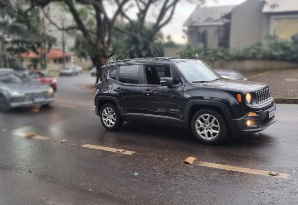 Corsa e Renegade se envolvem em colisão após troca de faixas na junção das Ruas Recife e Minas Corsa e Renegade se envolvem em colisão após troca de faixas na junção das Ruas Recife e Minas